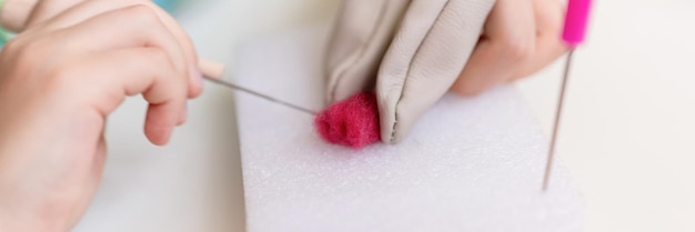 haftująca ręka i tkanina