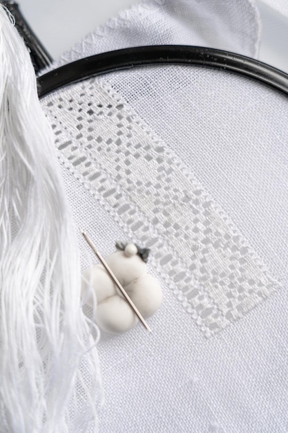 haft na płótnie z delikatnym wzorem